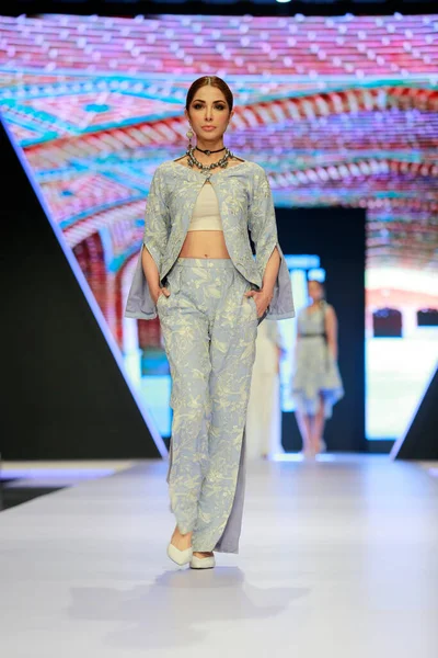 Moda Pakistan Haftası 21-22. Gün Festivali 'nde elbise koleksiyonunu sergileyen podyumdaki mankenler. 15 Ekim 2021 'de Karaçi' de moda haftası
