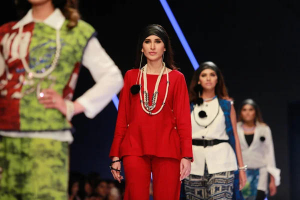 Moda Pakistan Haftası Gün Festivali Nde Elbise Koleksiyonunu Sergileyen Podyumdaki — Stok fotoğraf