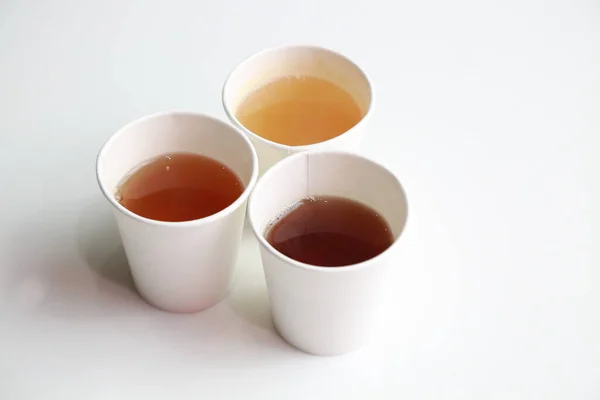 Çay Bardak Beyaz Zemin Üzerine — Stok fotoğraf