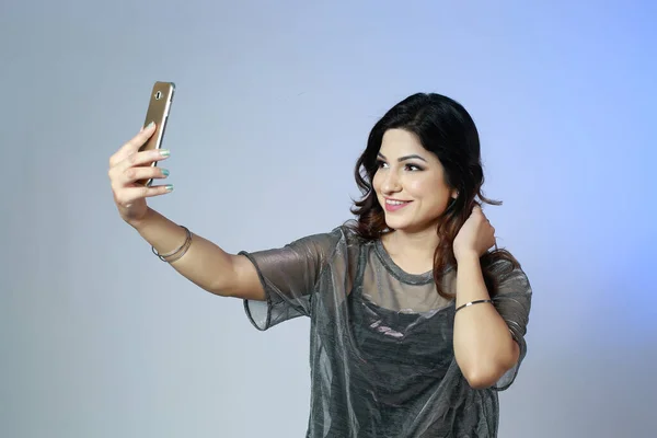 Technologie Lidé Koncept Usmívající Mladá Módní Žena Dělá Selfie Chytrým — Stock fotografie