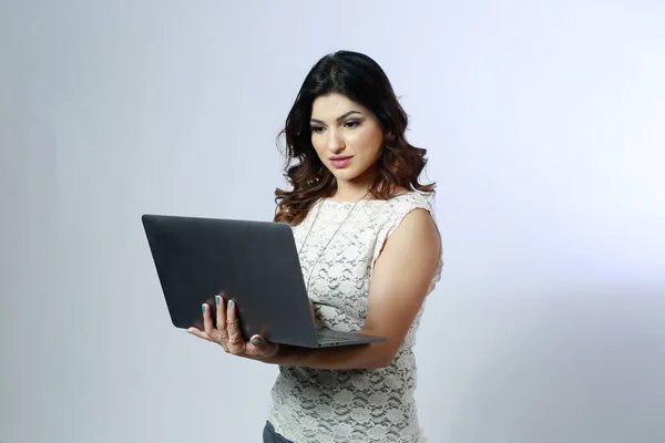 Jovem Adulta Confiante Menina Hispânica Usando Laptop — Fotografia de Stock