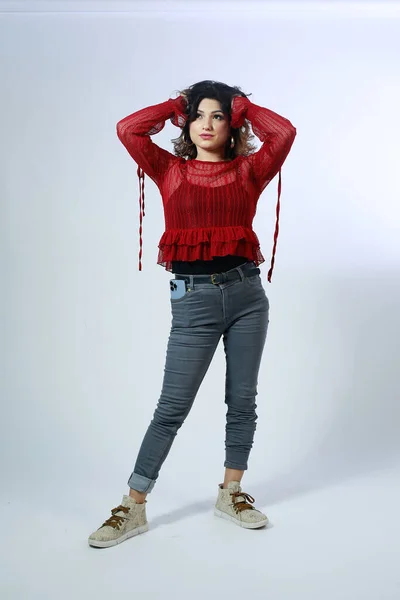 Привлекательная Мода Молодая Женщина Модной Моде Красный Топ Белом Фоне — стоковое фото