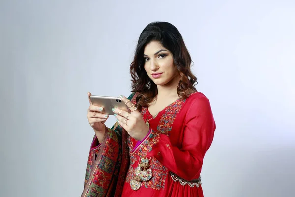 Joven Hermosa India Pakistaní Desi Con Pantalla Teléfono Con Traje —  Fotos de Stock