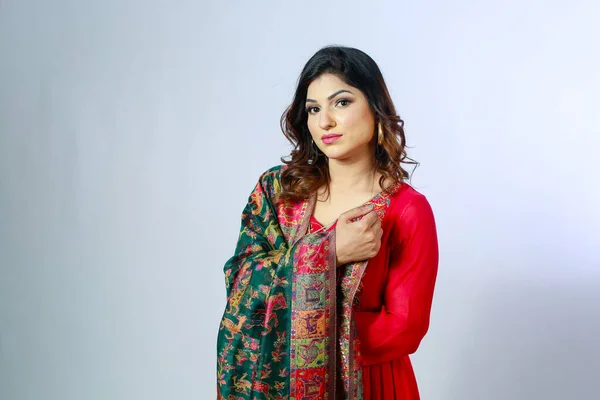 Красивая Пакистанская Женщина Традиционной Вышивке Shalwar Kameez Платье Концепция Моды — стоковое фото