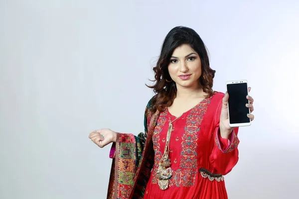 Νεαρή Όμορφη Ινδή Πακιστανή Desi Οθόνη Του Τηλεφώνου Φορώντας Desi — Φωτογραφία Αρχείου