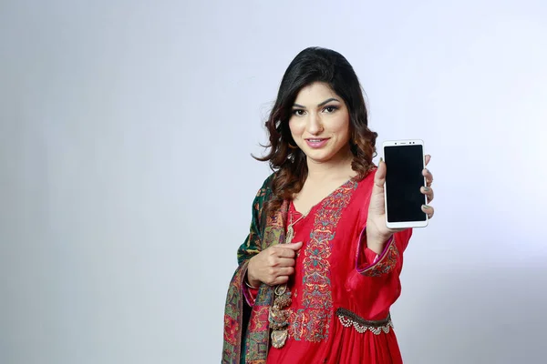 年轻美丽的印度巴基斯坦德西人 带着电话屏风 身穿德西服 Kamiz Shalwar — 图库照片