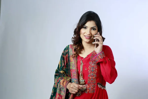 Giovane Bella Indiana Pakistana Desi Con Schermo Del Telefono Indossando — Foto Stock