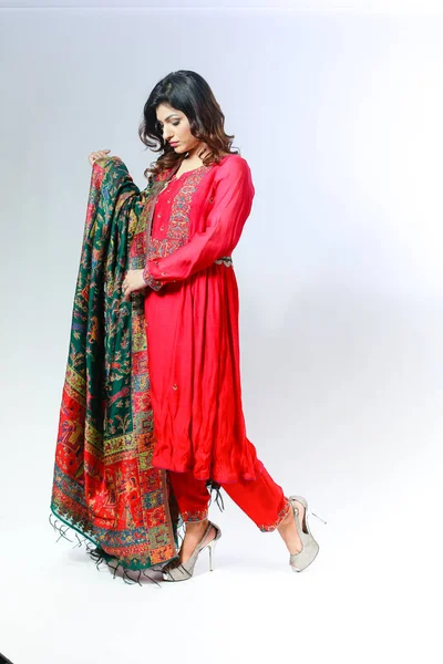 Mooie Pakistaanse Vrouw Traditionele Borduurwerk Shalwar Kameez Jurk Modeconcept — Stockfoto