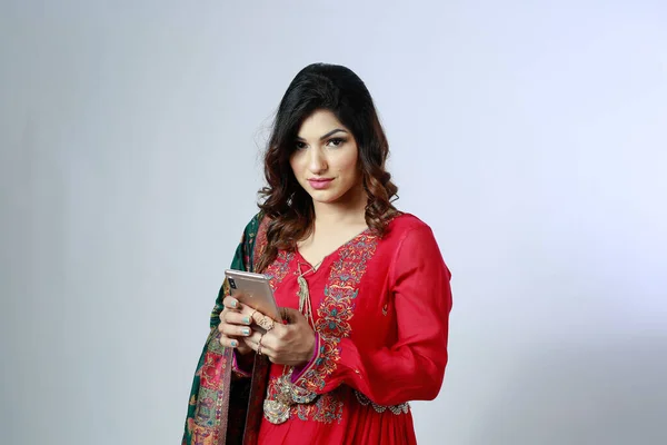 Junge Schöne Indisch Pakistanische Desi Mit Telefon Bildschirm Trägt Desi — Stockfoto