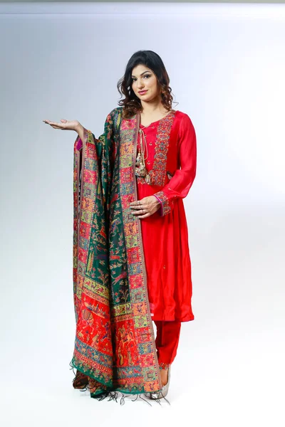穿着传统刺绣的美丽的巴基斯坦女人 沙尔瓦 卡米兹礼服 时尚概念 — 图库照片