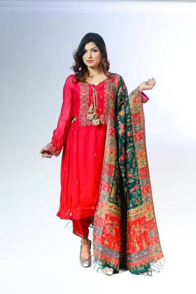 Piękna Pakistańska Kobieta Tradycyjnym Hafcie Shalwar Kameez Sukienka Koncepcja Mody — Zdjęcie stockowe