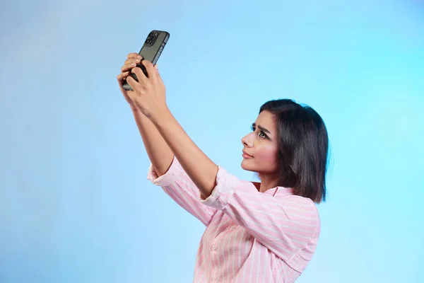 Obrázek Krásné Hispánské Dívka Přičemž Její Selfie Telefonu Izolované Přes — Stock fotografie