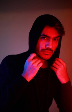 Neon Light Stüdyosu, ciddi bir adamın yakın plan portresi.