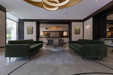 Dubai, Birleşik Arap Emirlikleri - 07 01 2023: Vida Konutları 'nda bir apartman dairesinde lüks ve çağdaş bir yaşam alanı - tepeler, Dubai