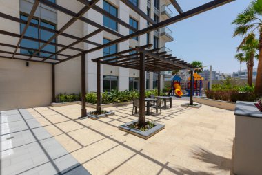 Dubai, Birleşik Arap Emirlikleri 02 / 15 / 2020: şehirdeki modern yapı ve balkon 