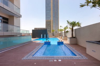 Dubai, Birleşik Arap Emirlikleri 02 / 15 / 2020: Güzel lüks yüzme havuzu 