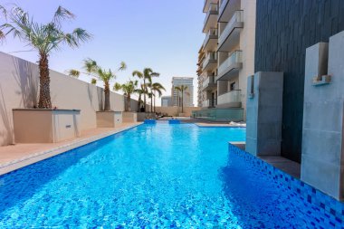 Dubai, Birleşik Arap Emirlikleri 02 / 15 / 2020: lüks otelde yüzme havuzu ve merdivenler. 