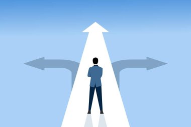 İş adamının, doğru yolu seçmek için zıt yönleri gösteren oklarla gösterilen üç farklı seçenek arasında seçim yapması gerekiyor. Seçimler ve kararlar, yol seçimi ikilemleri.