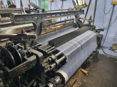 Endüstriyel kumaş üretim hattı. Bir tekstil fabrikasında dokuma tezgahı