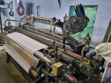 Endüstriyel kumaş üretim hattı. Bir tekstil fabrikasında dokuma tezgahı