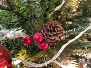 Üzerinde kırmızı yıldız süsleri olan bir noel ağacı.