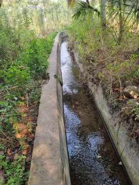 Arkasında küçük bir köprü olan bir kanal.