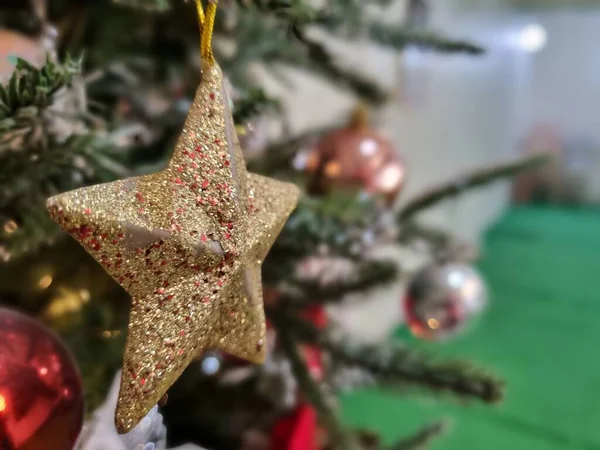 Árbol Navidad Con Adornos Estrellas Rojas Colgando — Foto de Stock