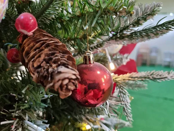 Ein Weihnachtsbaum Mit Rotem Sternanhänger — Stockfoto