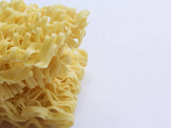 Beyaz bir arka planda erişte makarna