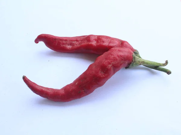 Beyaz arka planda taze ve tatlı biber