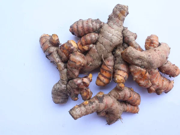 Beyaz arkaplanda zerdeçal izole edildi