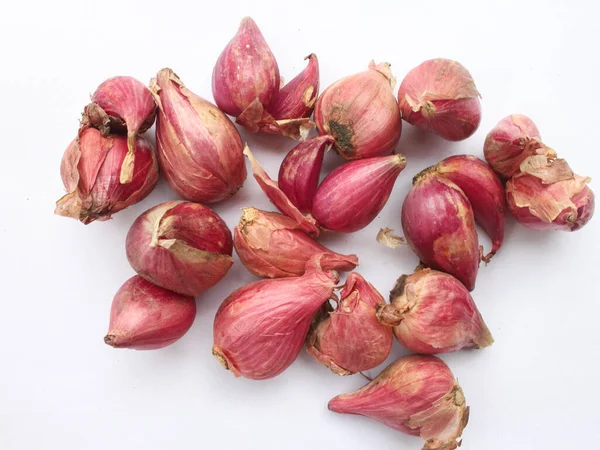 Beyaz arkaplanda izole edilmiş taze kırmızı soğan.