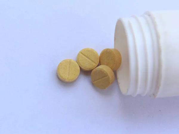 Haplar şişeden saçılmış.