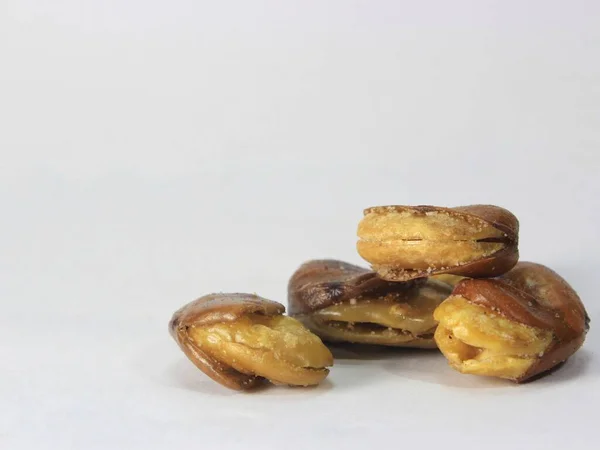 Beyaz arka planda izole edilmiş tuzlu koro fasulyesi