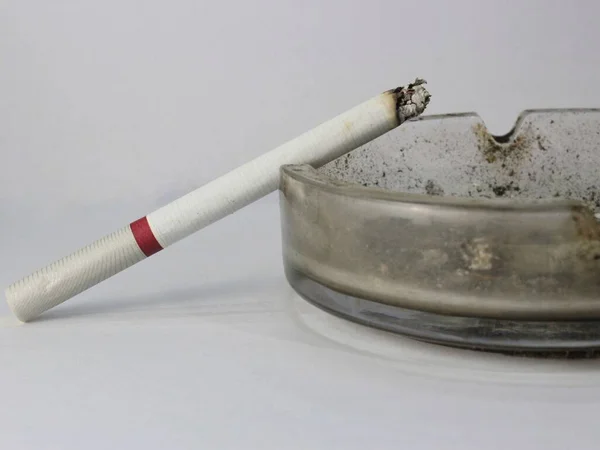 Cigarrillo Con Humo Sobre Fondo Blanco — Foto de Stock