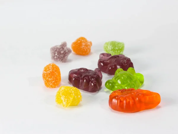 Beyaz arkaplanda izole edilmiş renkli şekerler