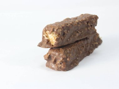 Beyaz arka planda izole edilmiş çikolata.