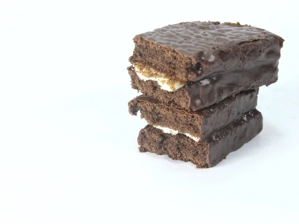 Beyaz arka planda izole çikolatalı kek.