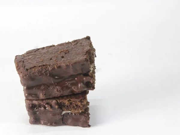 beyaz zemin üzerine lezzetli çikolatalı kek