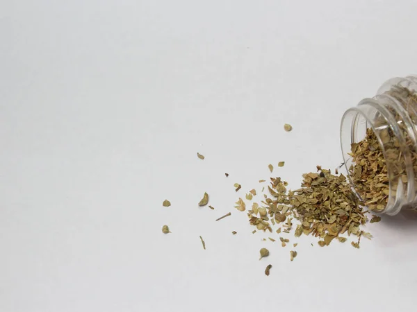 beyaz zemin üzerine kurutulmuş fesleğen