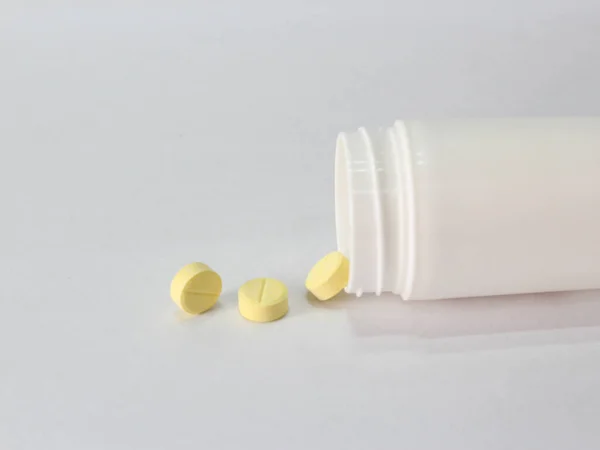 Beyaz arka planda izole edilmiş sarı haplar