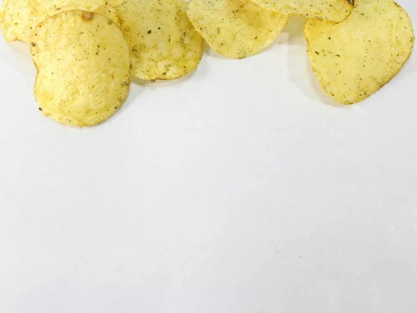 Potatis Chips Vit Bakgrund Flytande Ovanifrån — Stockfoto