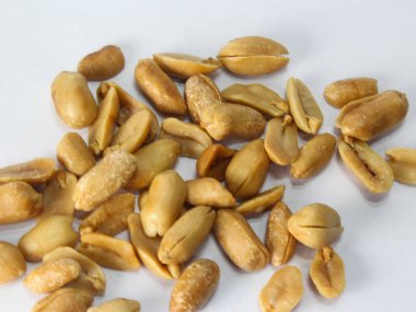 Bir yığın kurutulmuş fıstığı yakın plan beyaz, üst manzara.