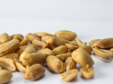 Bir yığın kurutulmuş fıstığı yakın plan beyaz, üst manzara.