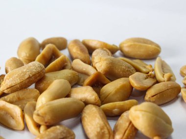 Bir yığın kurutulmuş fıstığı yakın plan beyaz, üst manzara.