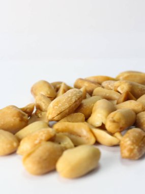 Bir yığın kurutulmuş fıstığı yakın plan beyaz, üst manzara.