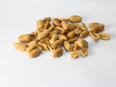 Bir yığın kurutulmuş fıstığı yakın plan beyaz, üst manzara.