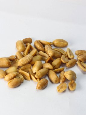 Bir yığın kurutulmuş fıstığı yakın plan beyaz, üst manzara.