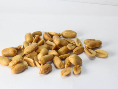 Bir yığın kurutulmuş fıstığı yakın plan beyaz, üst manzara.