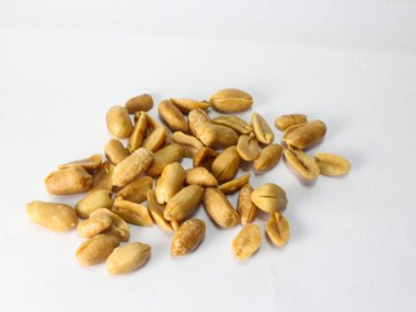 Bir yığın kurutulmuş fıstığı yakın plan beyaz, üst manzara.